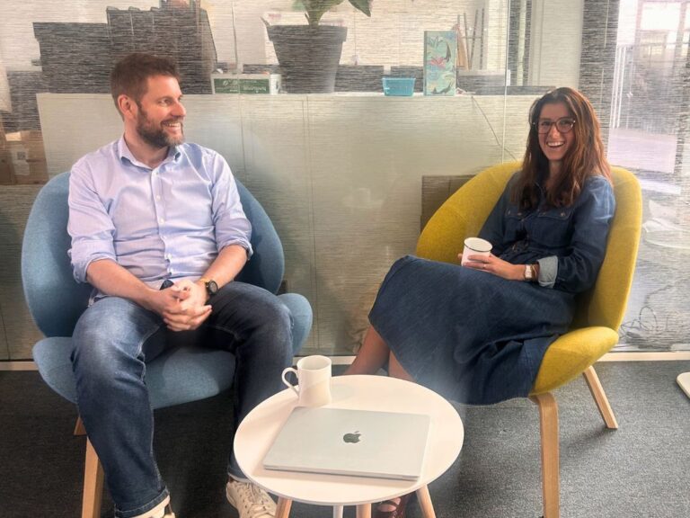 2-collègues-dans-les-bureaux