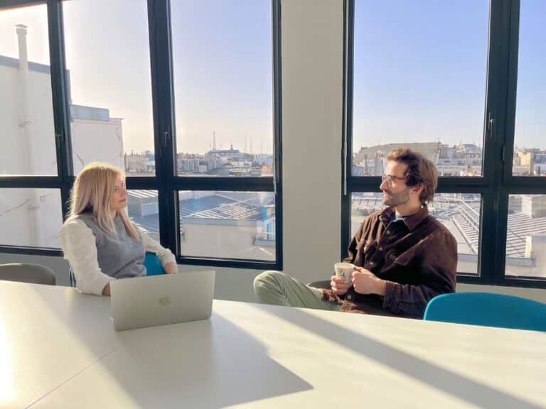 2-collègues-en-réunion