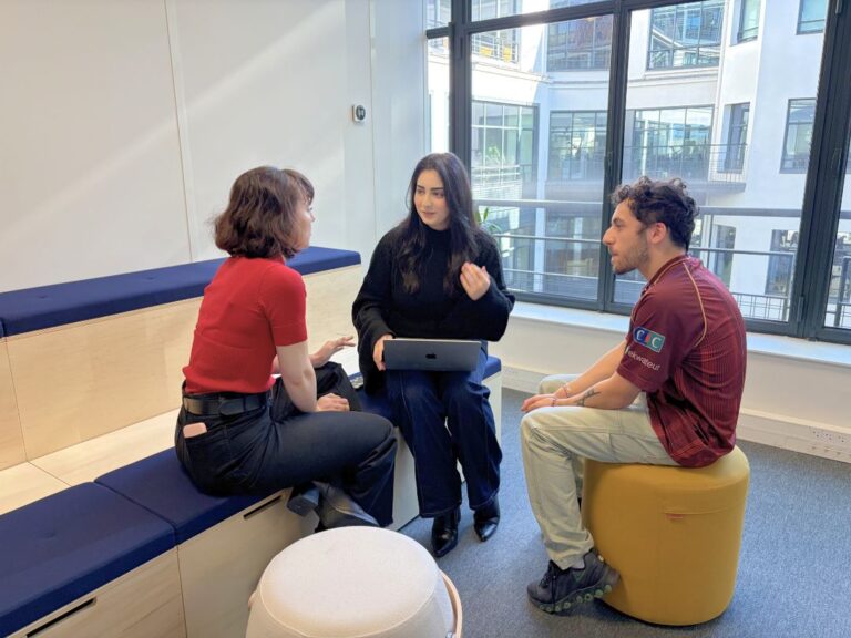 3-collègues-en-réunion